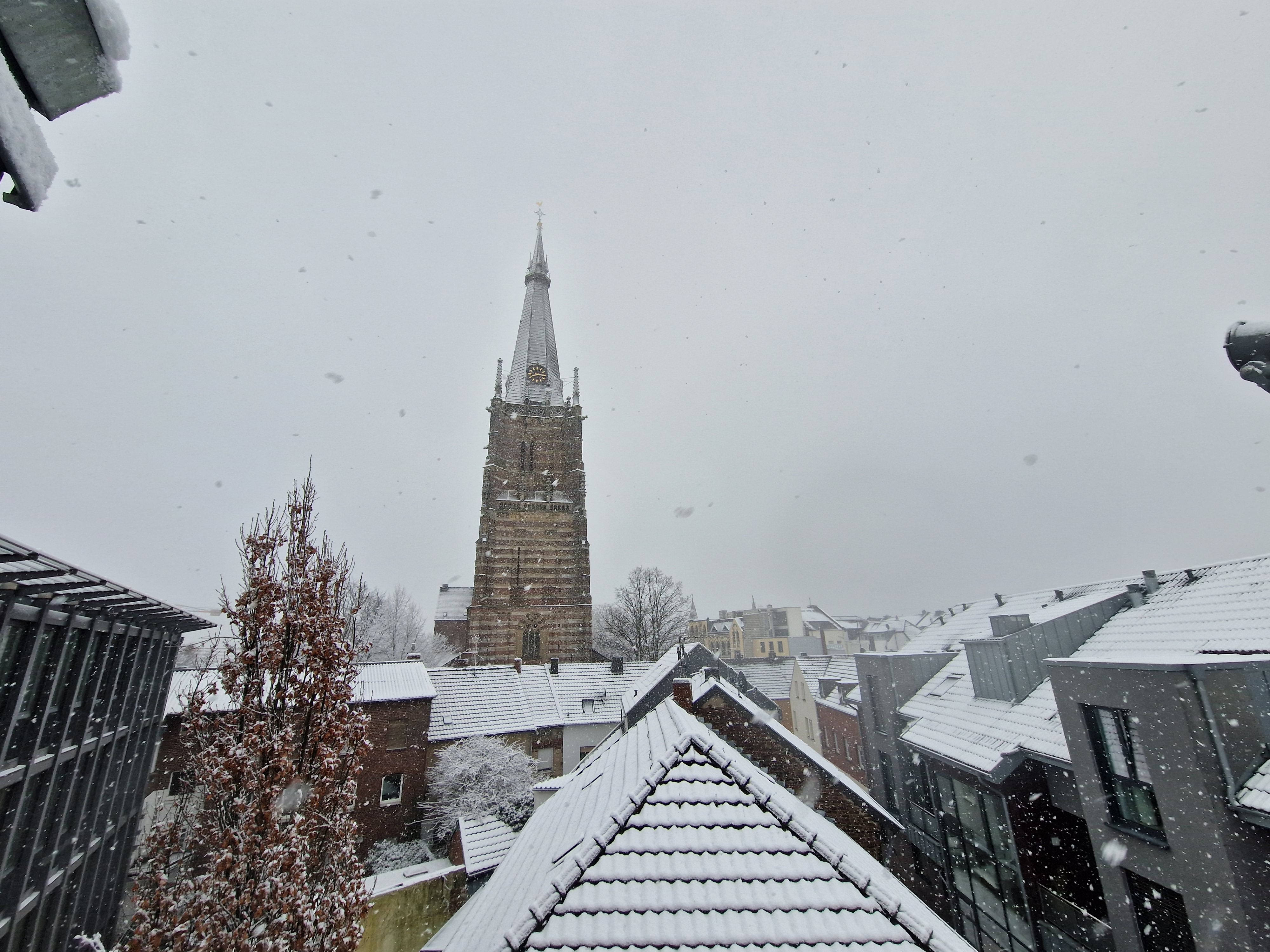 Kirchturm von St. Lambertus im Schnee