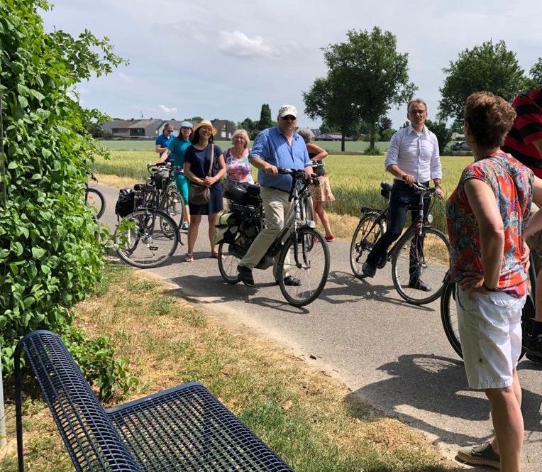 Fahrradtour Rundweg-„Patin“ Friederike Grates schildert bei der Jungfernfahrt die historischen Besonderheiten. Mit dabei: der stellvertretende Bürgermeister Peter London und Bundestagsabgeordneter Wilfried Oellers.