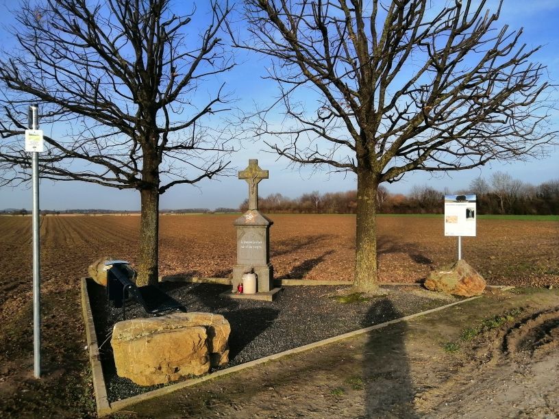 Bank Am Hagelkreuz Elf Bänke laden entlang des Weges zur Rast ein, und ansprechend gestaltete Schautafeln an acht Standorten bieten Informationen zu historischen Besonderheiten.