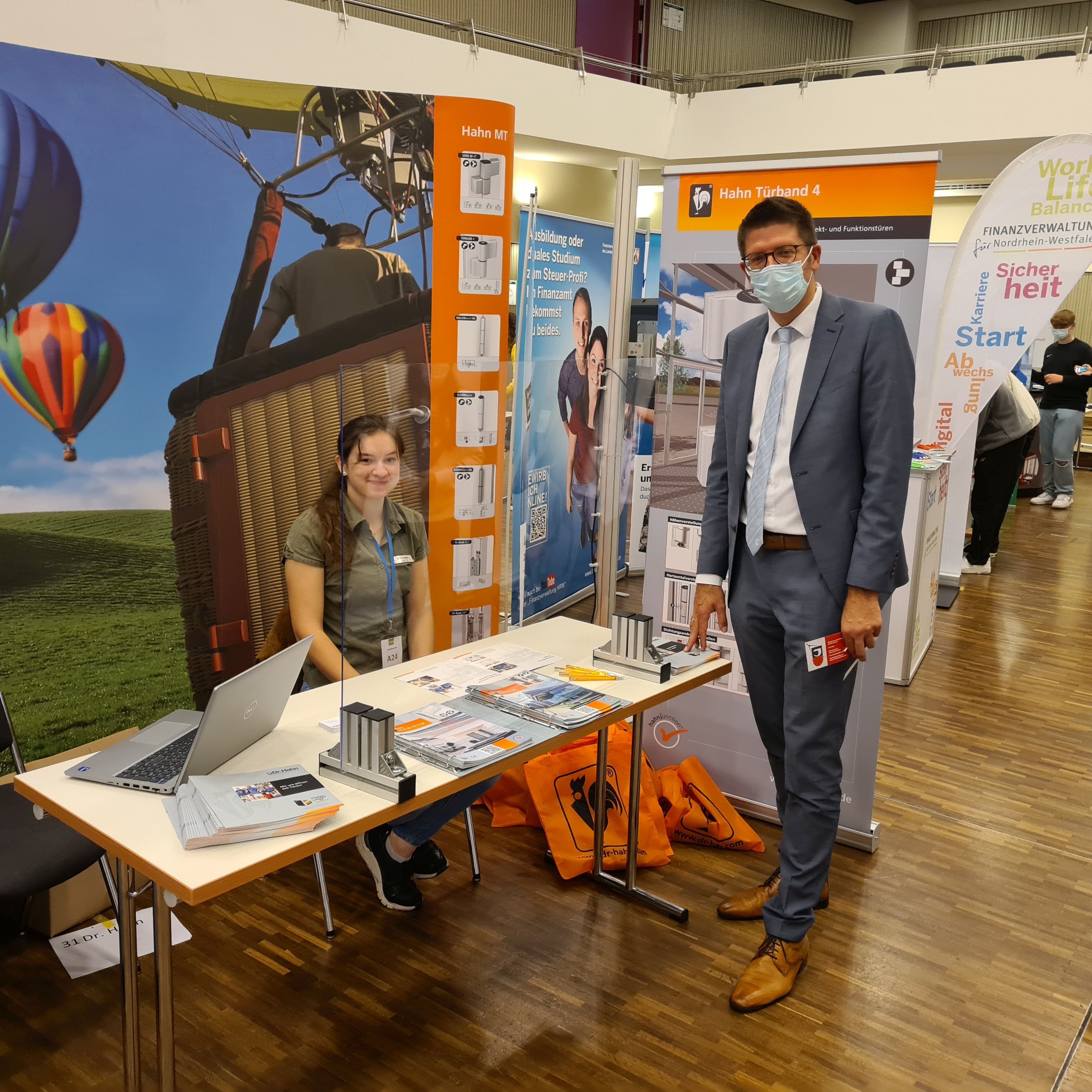 Bürgermeister Stephan Muckel am Infostand der Firma Hahn bei der Azubimesse in der Stadthalle Bürgermeister Stephan Muckel am Infostand der Firma Hahn bei der Azubimesse in der Stadthalle