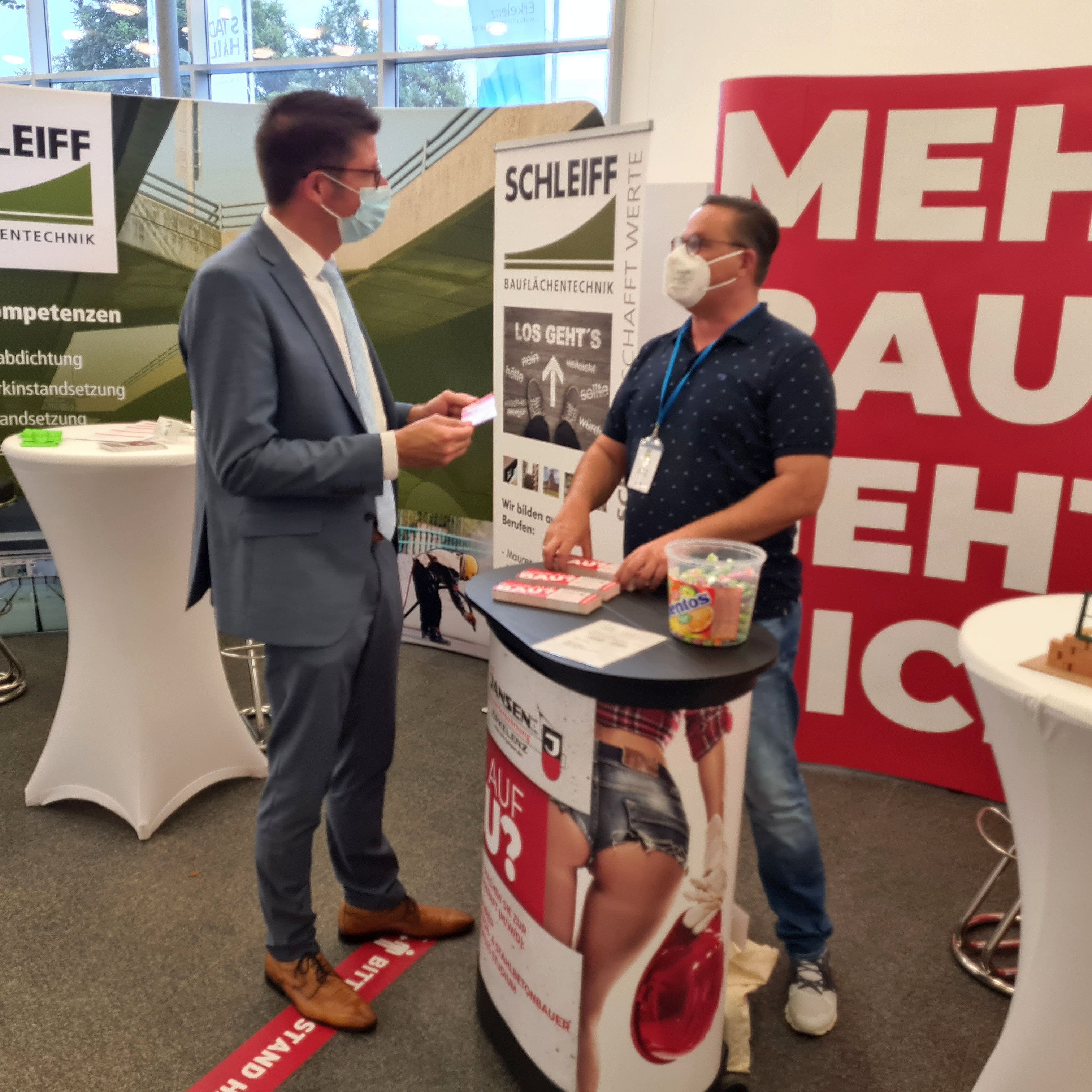 Bürgermeister Stephan Muckel am Infostand der Firma Hahn bei der Azubimesse in der Stadthalle Bürgermeister Stephan Muckel am Infostand der Firma Hahn bei der Azubimesse in der Stadthalle