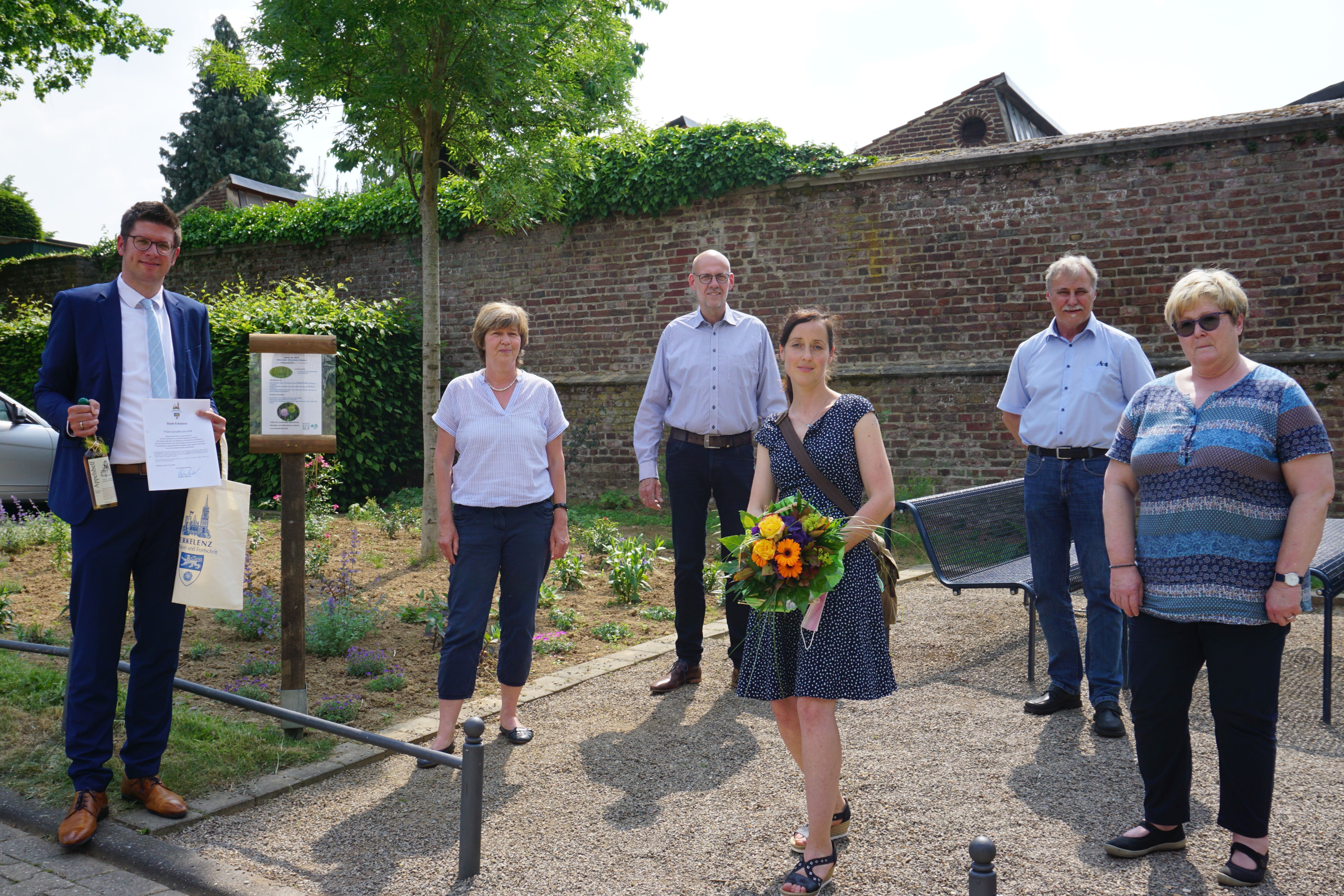 Dankeschön an Grünflächenpatin Bürgermeister Stephan Muckel, Christel Honold-Ziegahn, Markus Conen, Yvonne Gluche, Stephan Heinrichs, Hildegard Fischer