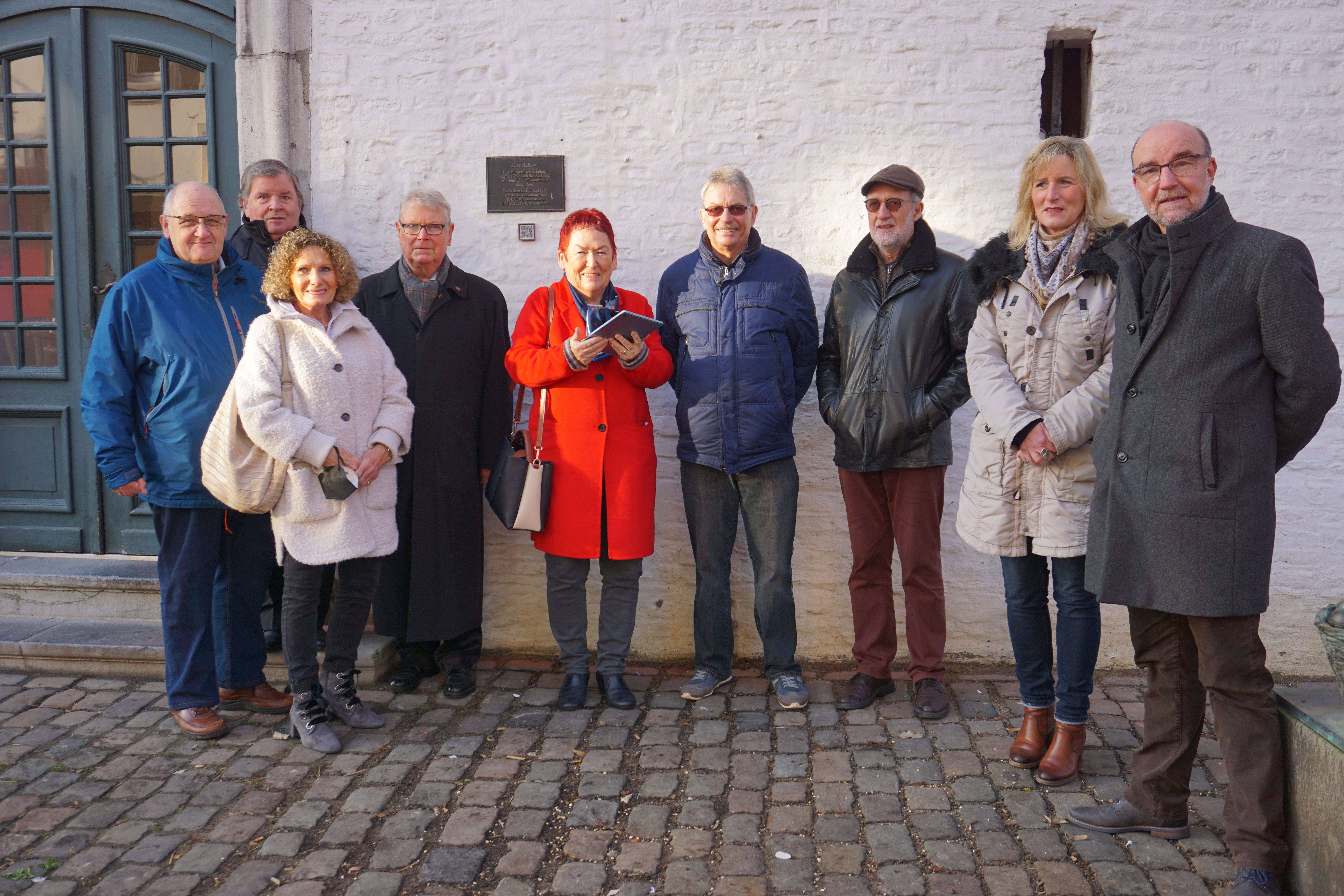 Vertreter des Heimatvereins und der Stadt Erkelenz vor dem Alten Rathaus