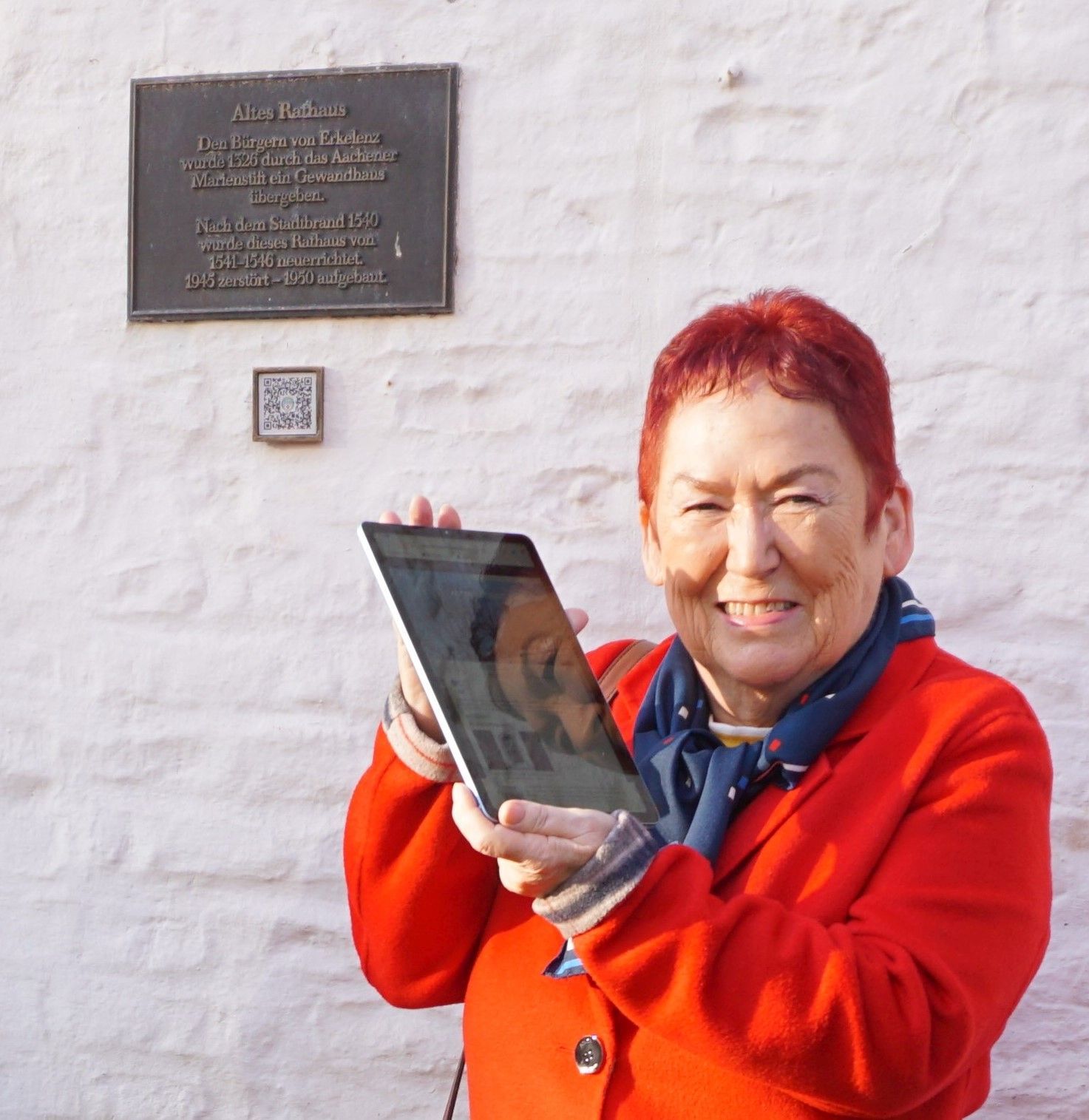Rita Hündgen, Vorsitzende des Heimatvereins, hält ein Tablet in der Hand