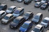 Bild eines Parkplatzes mit parkenden Autos
