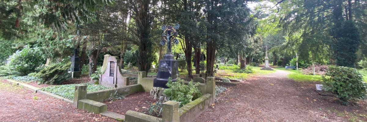 Alter Friedhof Erkelenz, Foto von zwei Fußwegen und einigen Gräbern