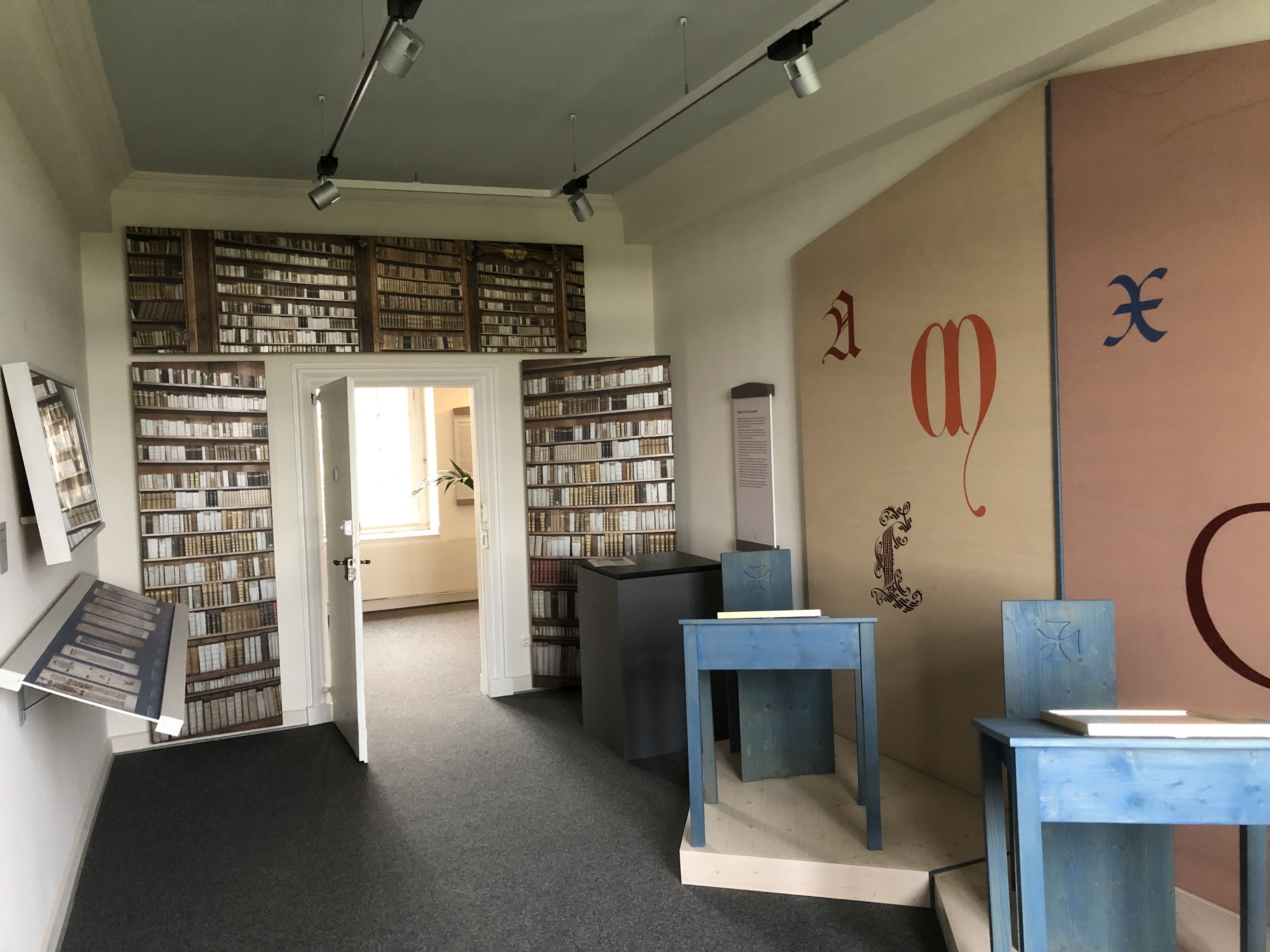 Museale Zelle im Herrenhaus von Haus Hohenbusch mit einer Bücherwand im Hintergrund