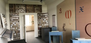 Museale Zelle im Herrenhaus von Haus Hohenbusch mit einer Bücherwand im Hintergrund