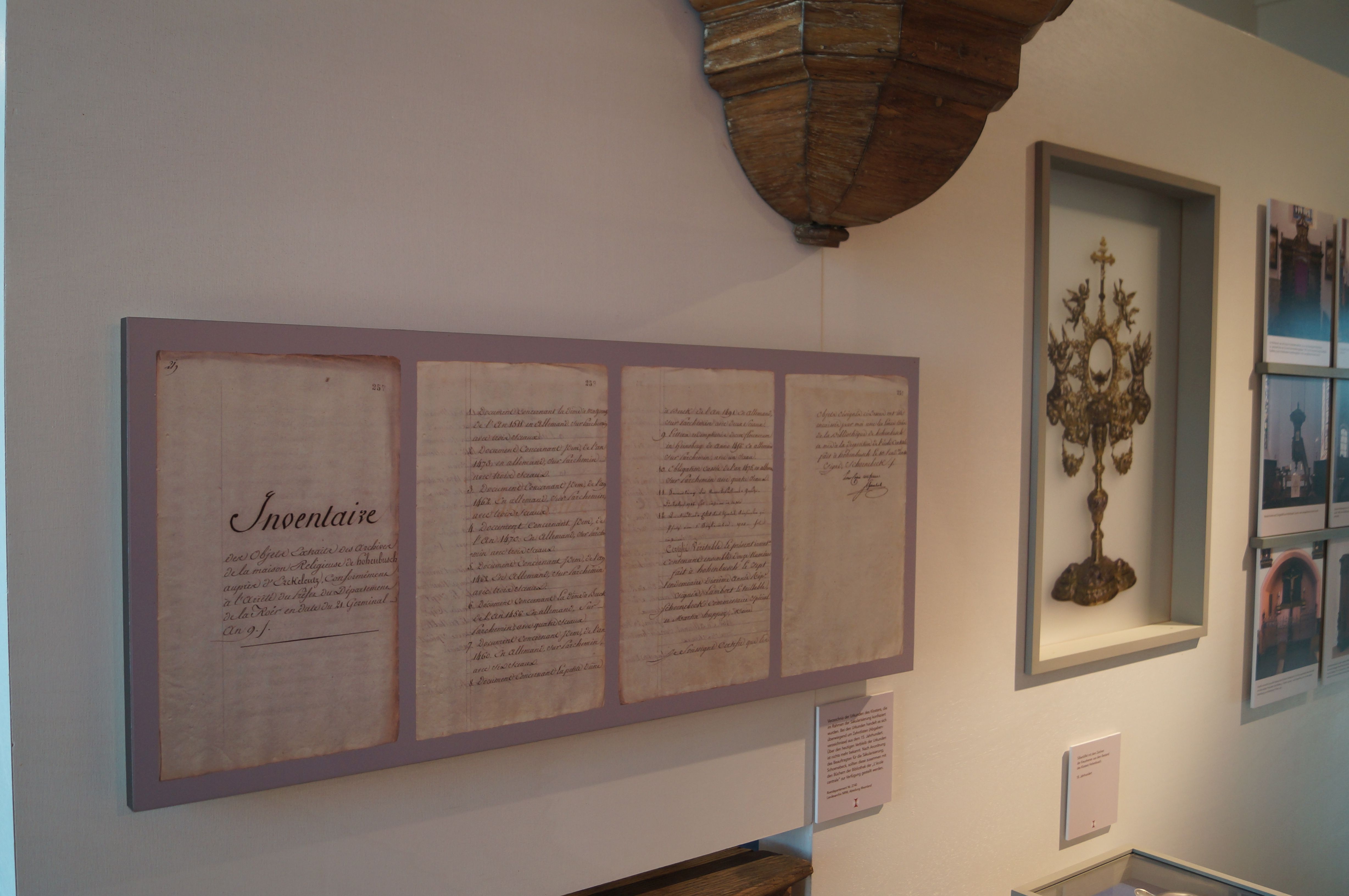 verschiedene Exponate der Dauerausstellung auf Haus Hohenbusch