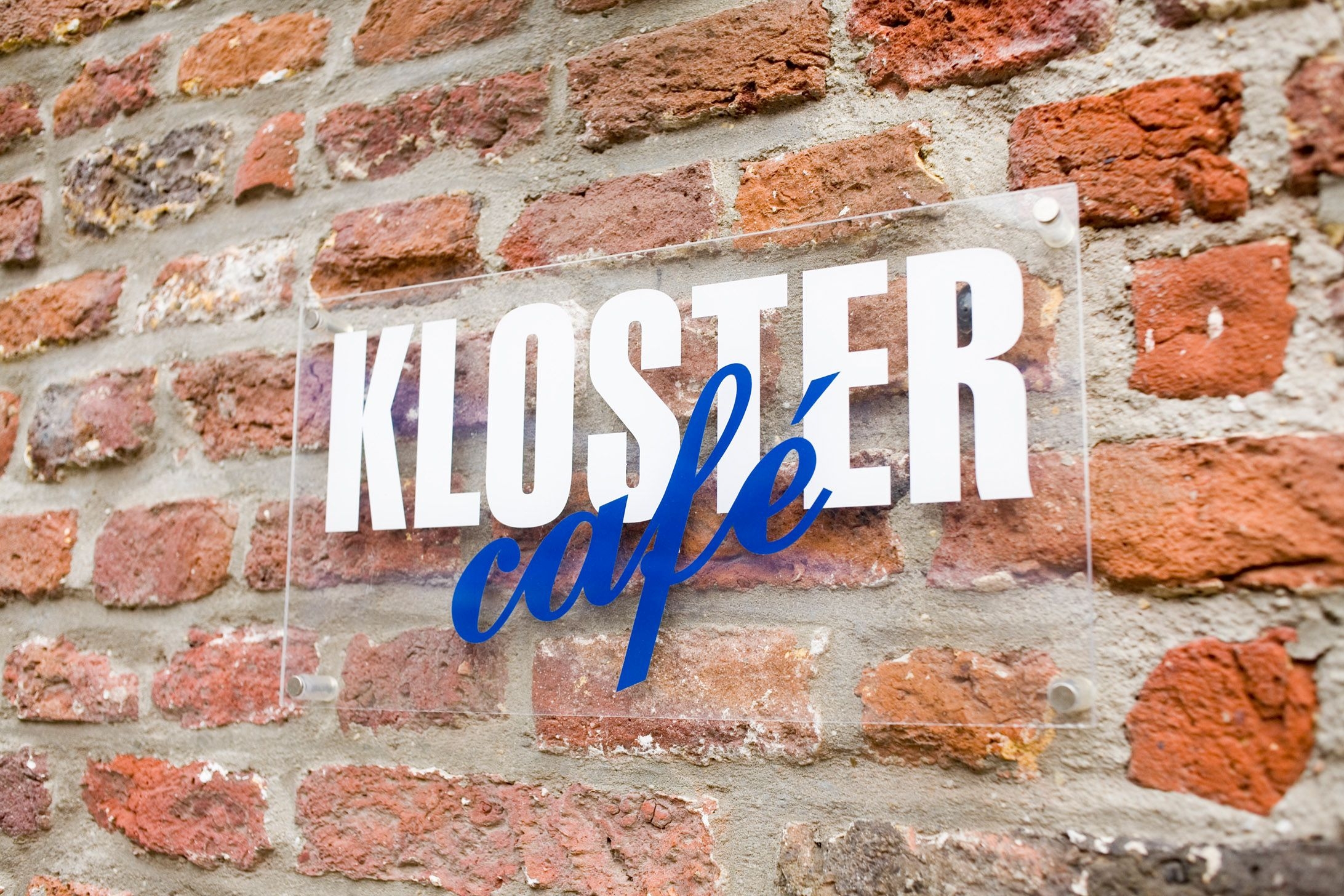 Schild an der Außenwand des Klostercafés mit der Aufschrift "Kloster-Café"