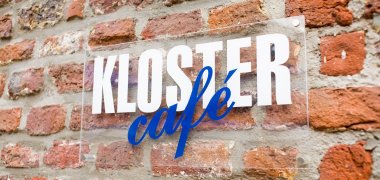 Klostercafé Hohenbusch Schild an der Außenwand des Klostercafés mit der Aufschrift "Kloster-Café"