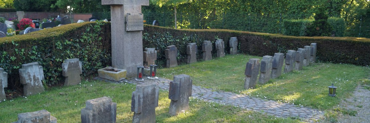 Kriegsgräber auf einem Friedhof