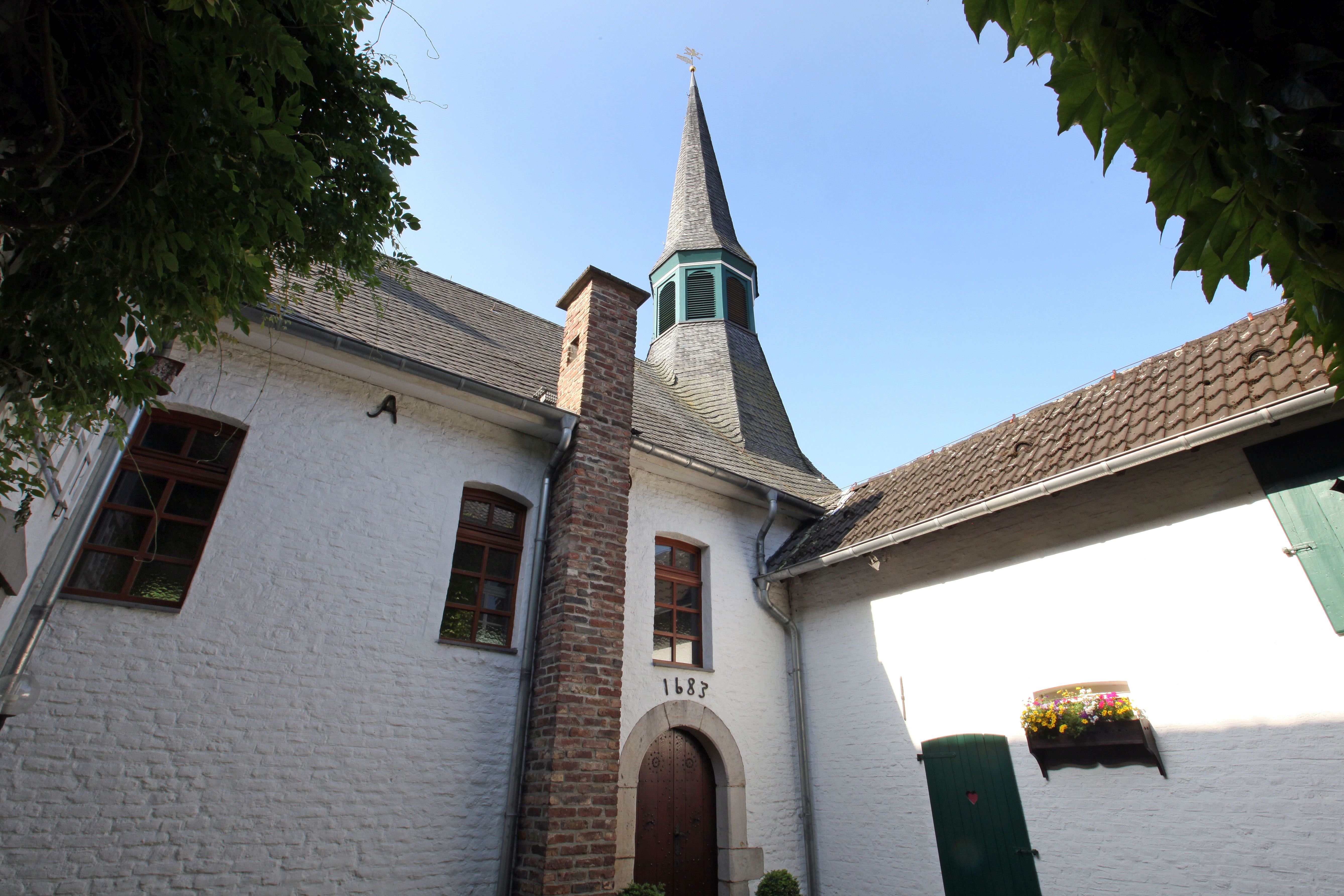 Außenansicht der Hofkirche von 1683 im Stadtteil Lövenich
