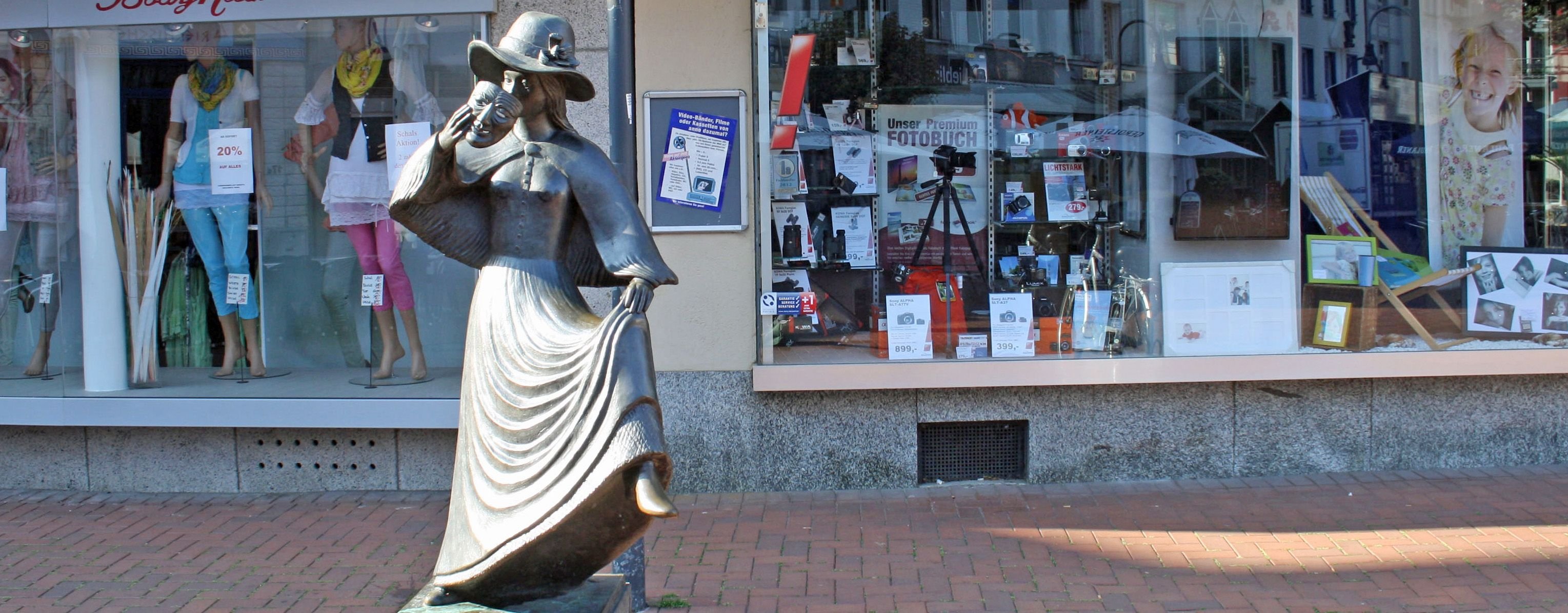 Bronzefigur "Tanzende Möhn" am Markt