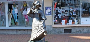 Bronzefigur "Tanzende Möhn" am Markt