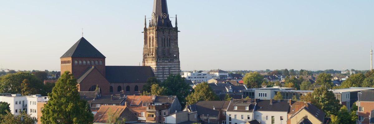 St. Lambertus Erkelenz St. Lambertus und umliegende Gebäude vom Burgturm aus fotografiert