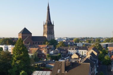 St. Lambertus und umliegende Gebäude vom Burgturm aus fotografiert
