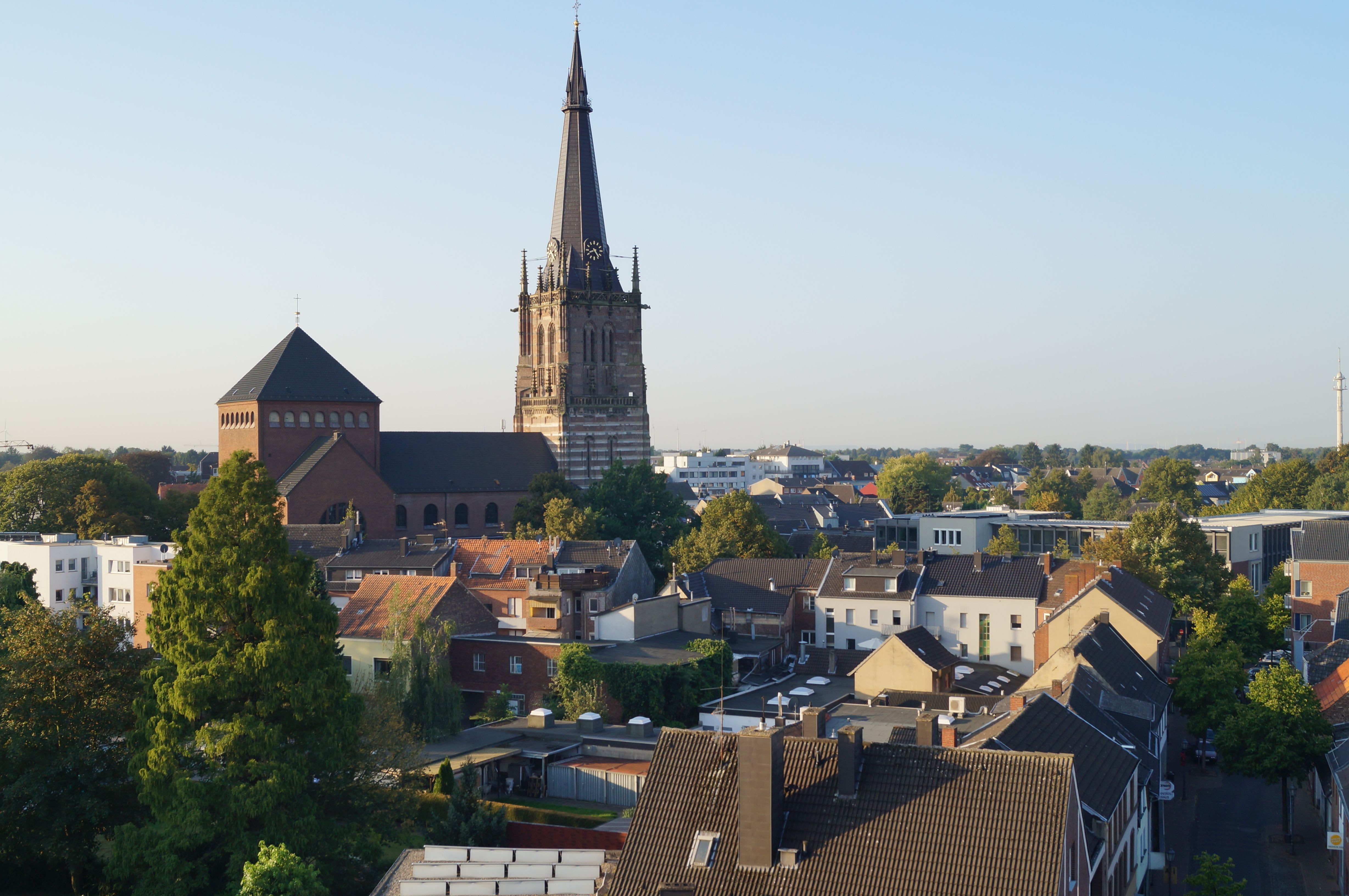 St. Lambertus und umliegende Gebäude vom Burgturm aus fotografiert
