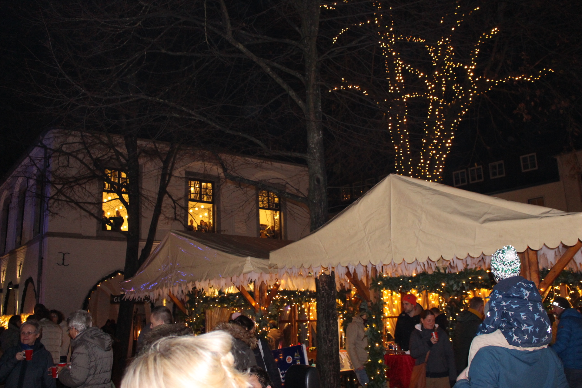 Adventsdorf mit Beleuchtung am Abend