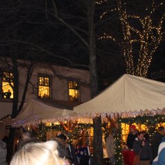 Adventsdorf mit Beleuchtung am Abend