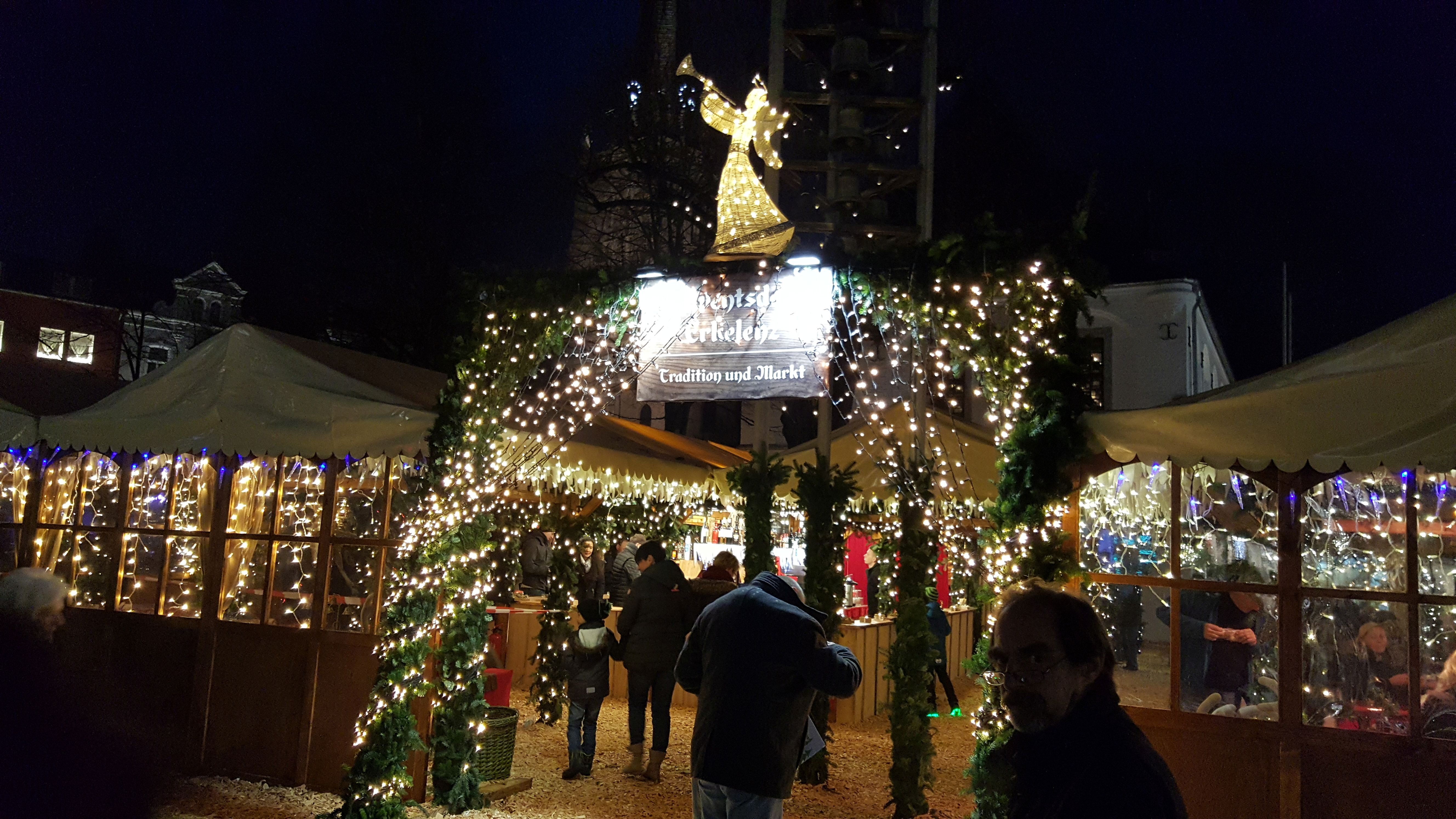 Eingang zur Taverne des Adventsdorfes am Markt