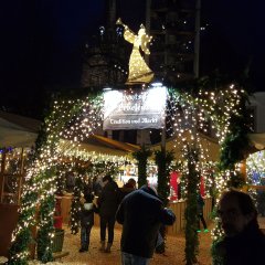 Eingang zur Taverne des Adventsdorfes am Markt