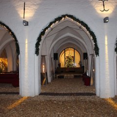 Weihnachtlich geschückte Arkaden am Alten Rathaus; im Hintergrund ist der beleuchtete Tannenbaum im Alten Rathaus zu sehen