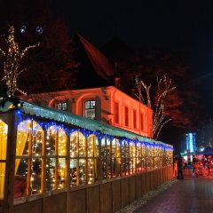 Adventsdorf am Abend mit Beleuchtung