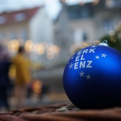 Eine blaue Christbaumkugel mit der Aufschrift "Stadt Erkelenz"