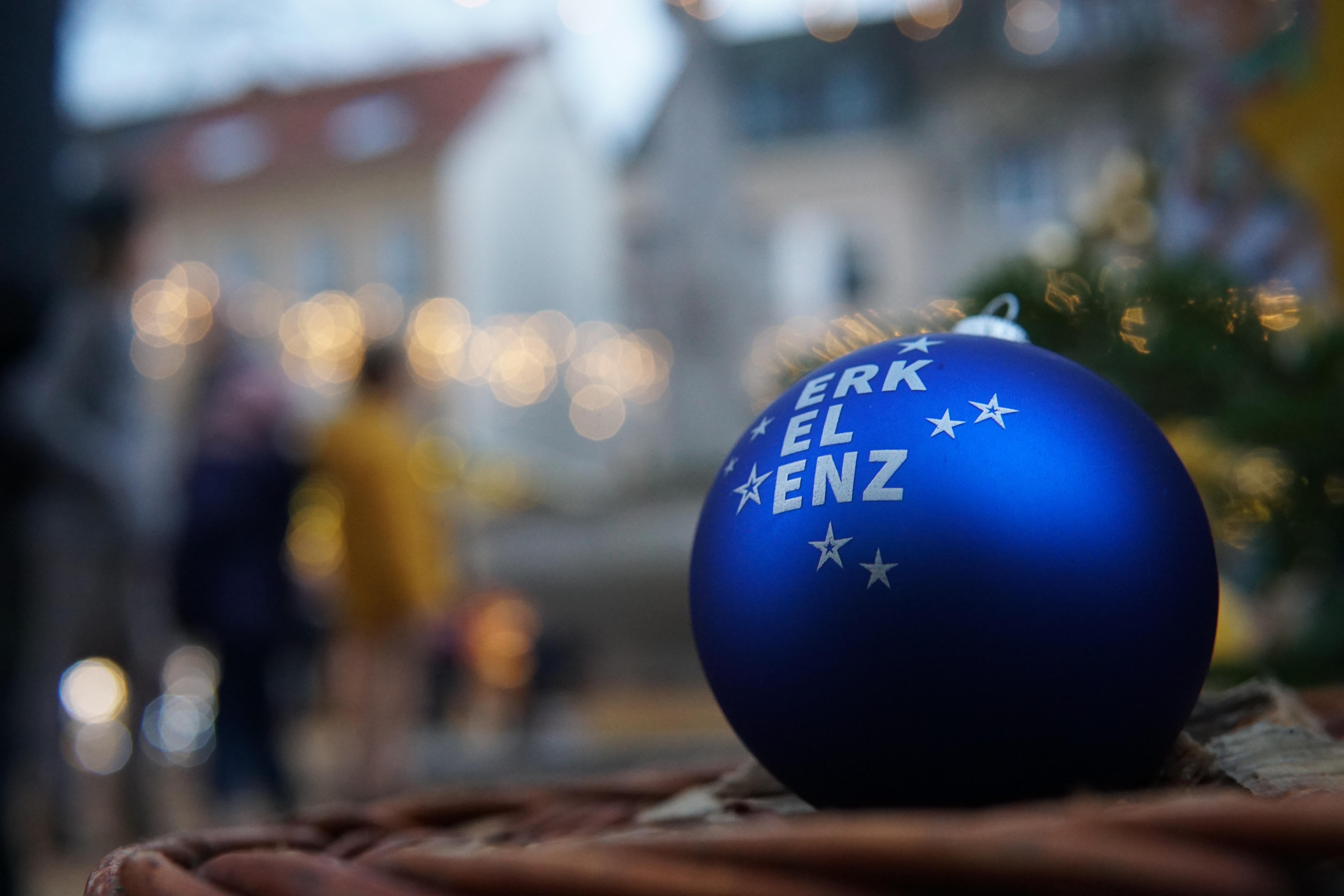 Eine blaue Christbaumkugel mit der Aufschrift "Stadt Erkelenz"