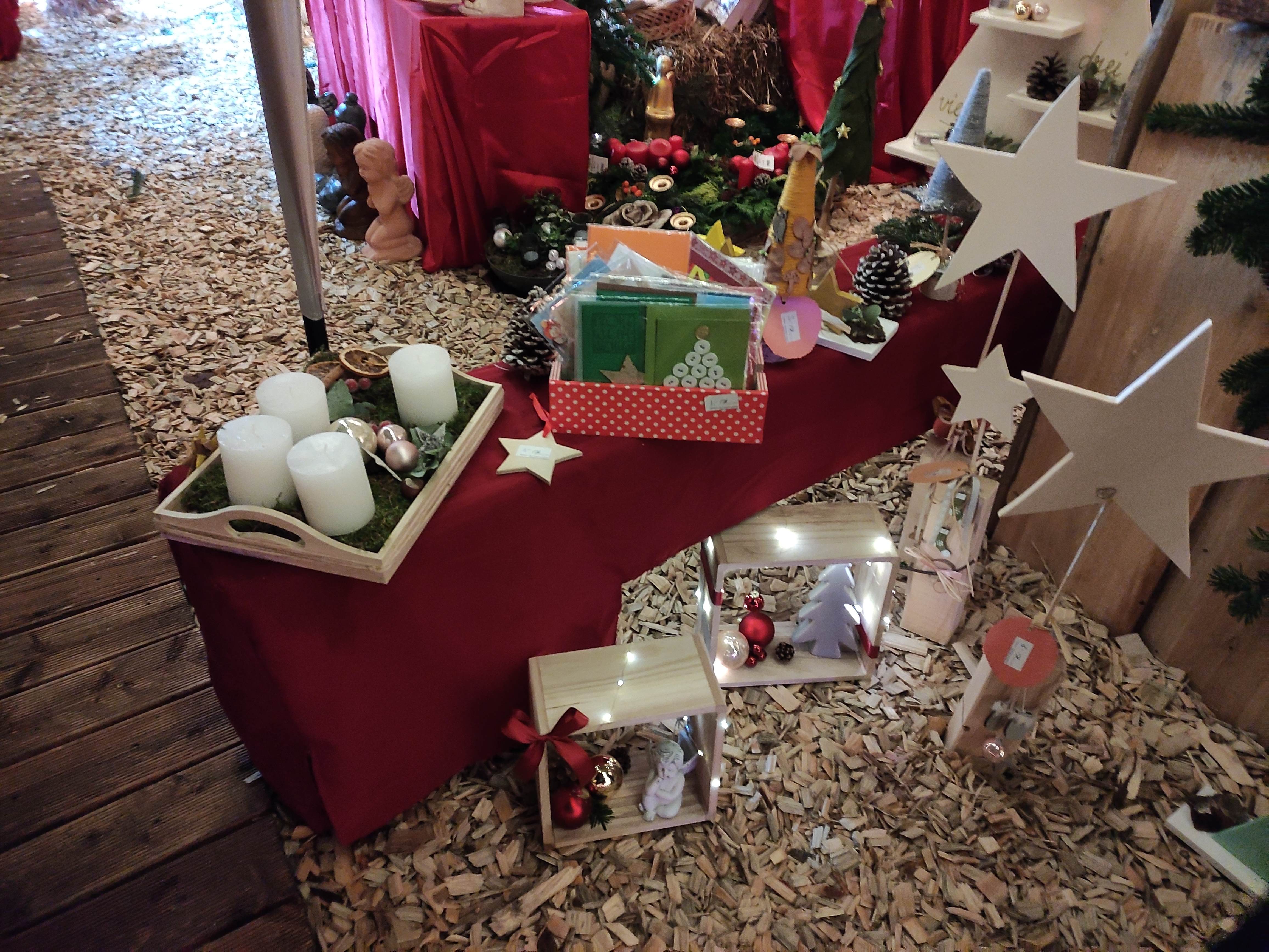 diverse Dekoartikel zum Verkauf beim Adventsdorf