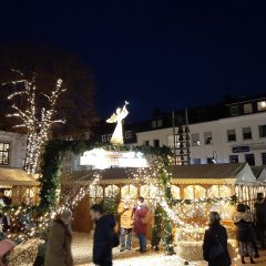 Gäste beim abendlich beleuchteten Adventsdorf