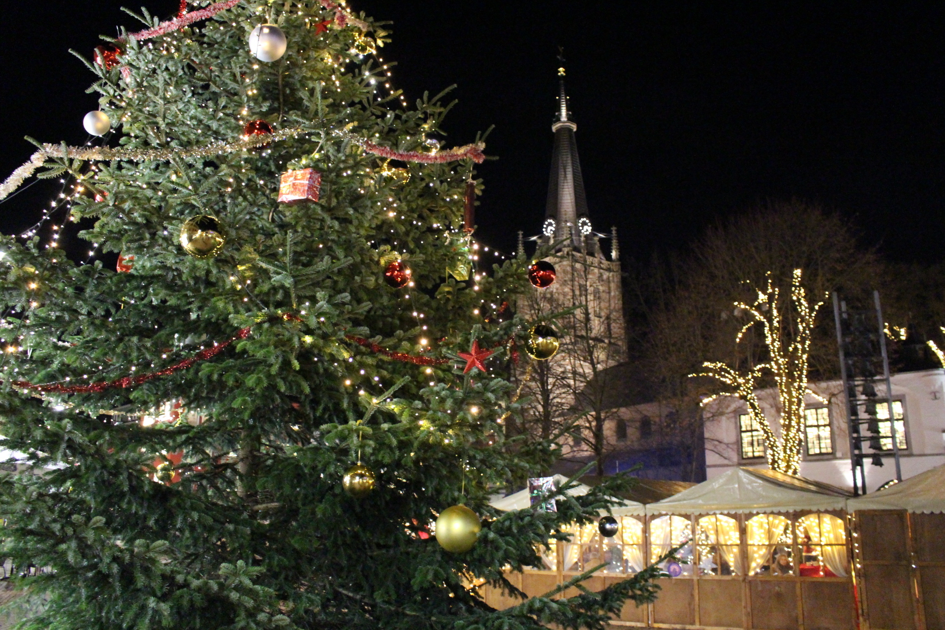 geschmückter Tannenbaum beim Adventsdorf