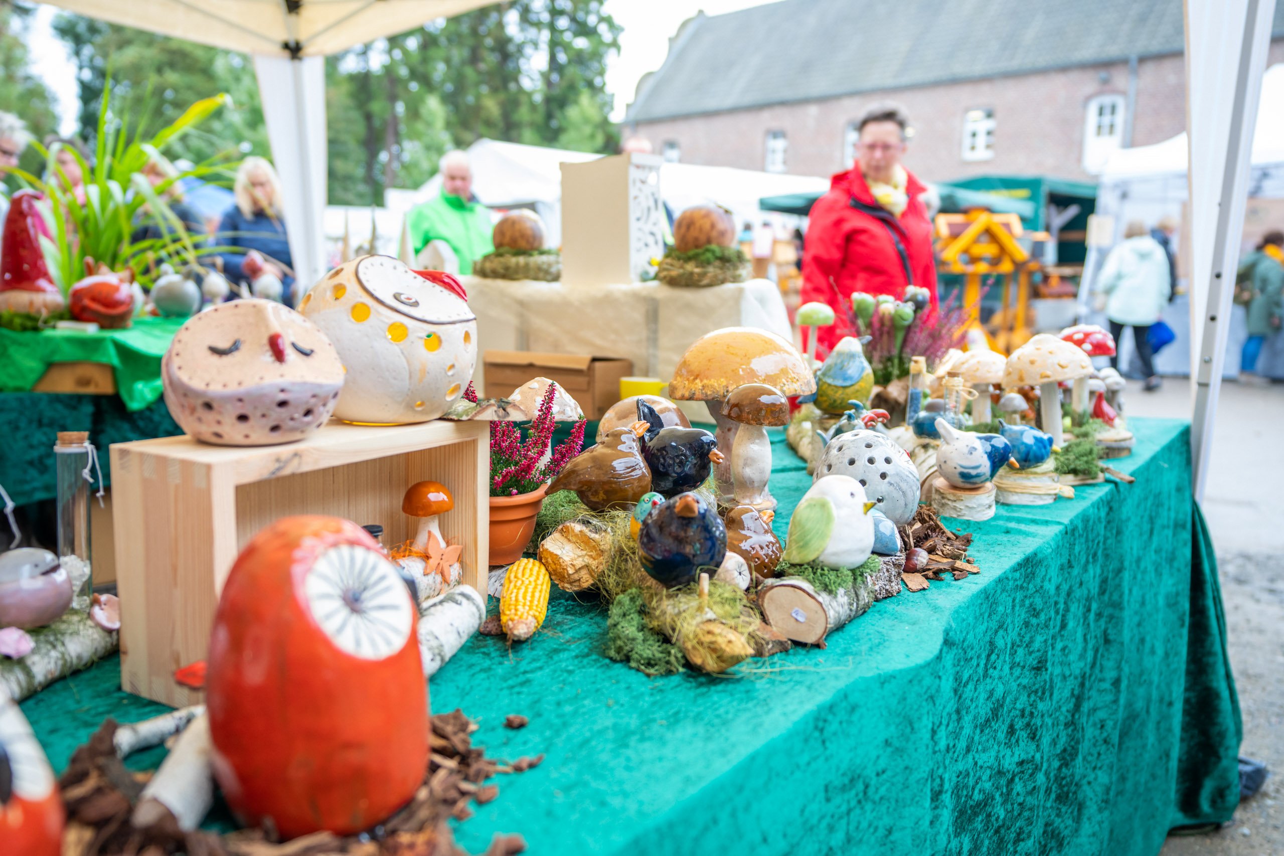 Ein Stand mit Keramik-Artikeln auf dem Bauernmarkt