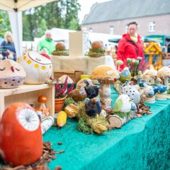 Ein Stand mit Keramik-Artikeln auf dem Bauernmarkt