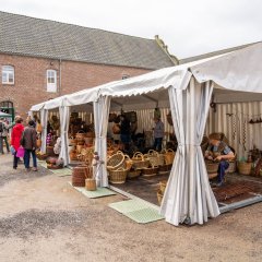 Korbmacherstand auf dem Bauernmarkt