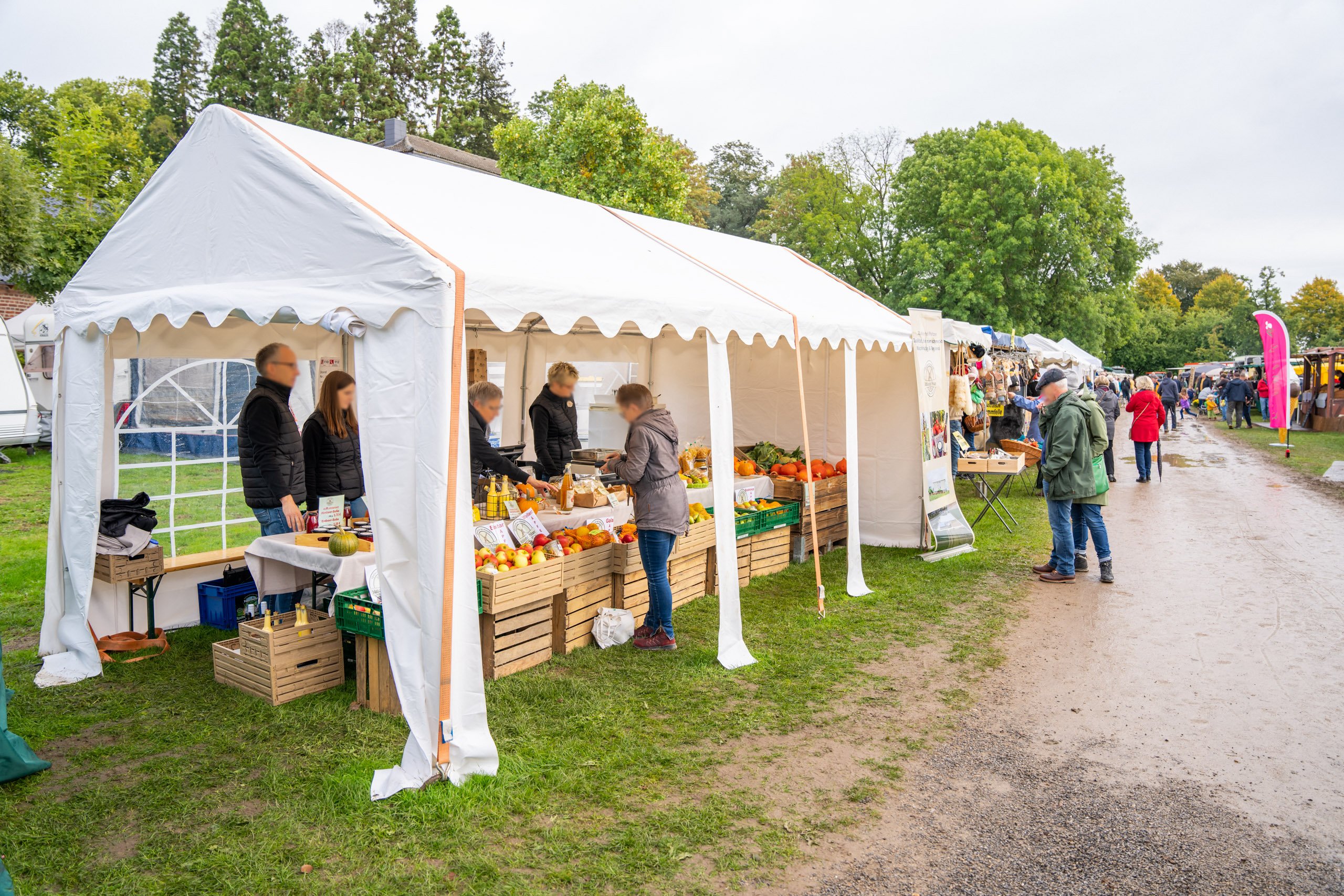 verschiedene Stände auf dem Bauernmarkt