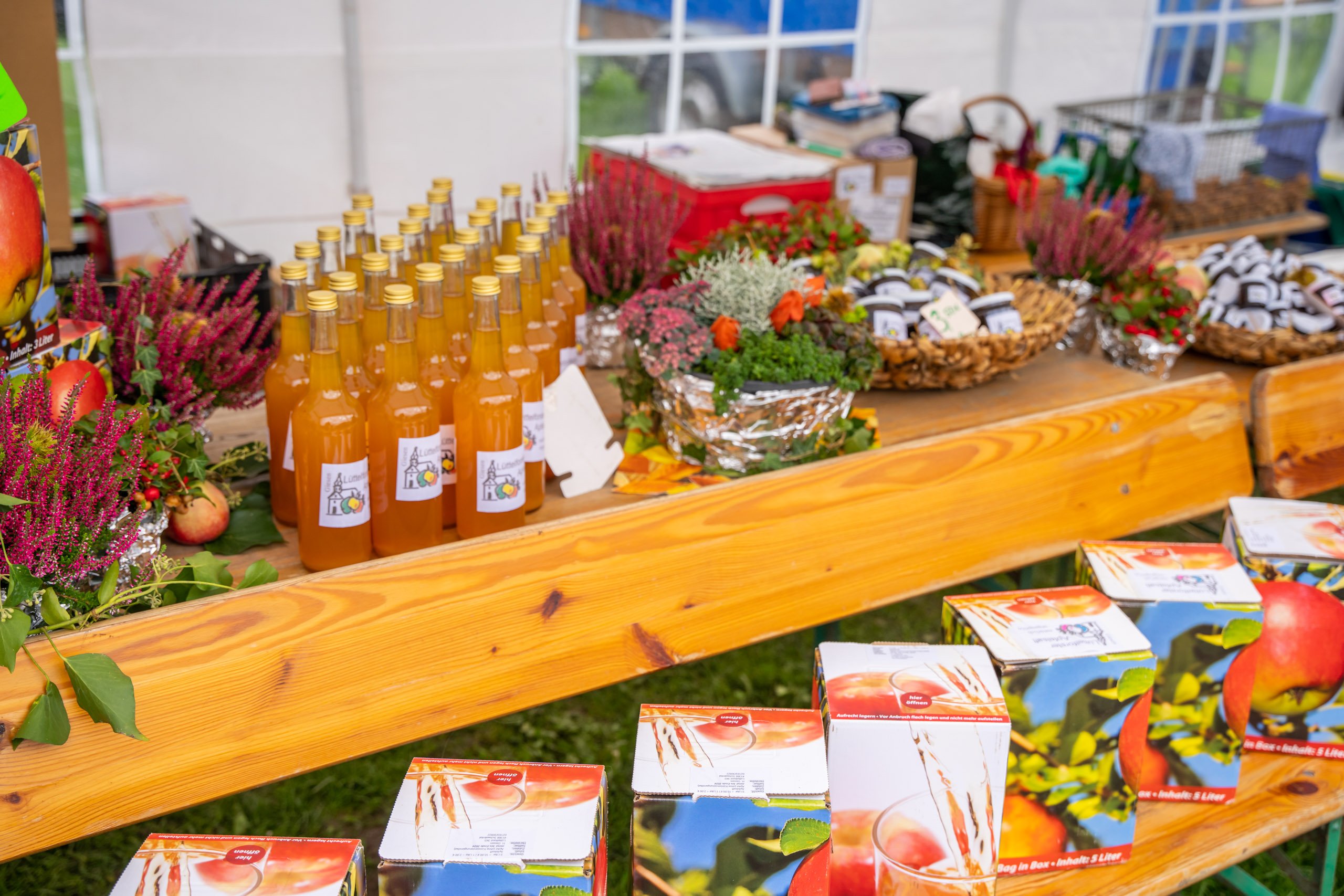 bunt dekorierter Stand auf dem Bauernmarkt