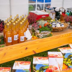 bunt dekorierter Stand auf dem Bauernmarkt