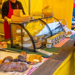 Käsestand auf dem Bauernmarkt