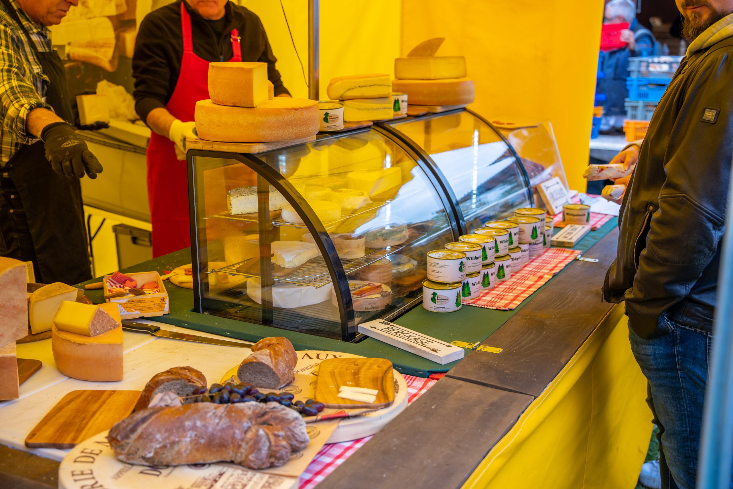 Käsestand auf dem Bauernmarkt
