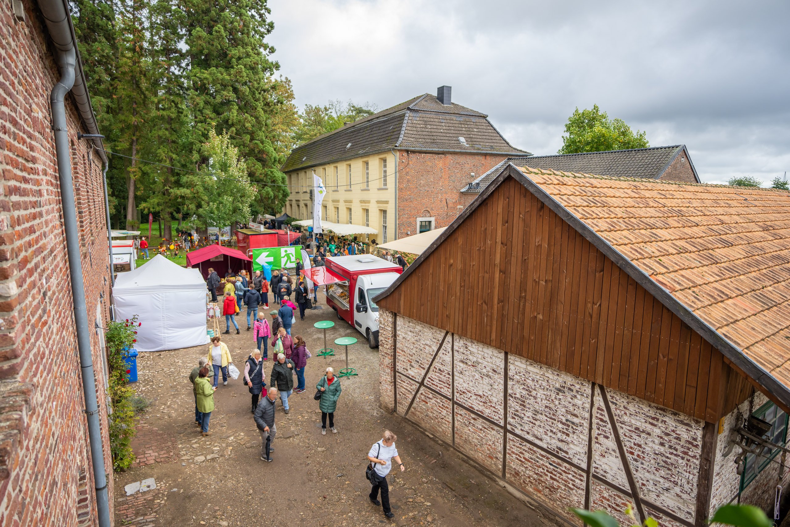 Besucherinnen und Besucher auf dem Bauernmarkt
