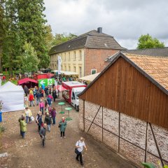 Besucherinnen und Besucher auf dem Bauernmarkt