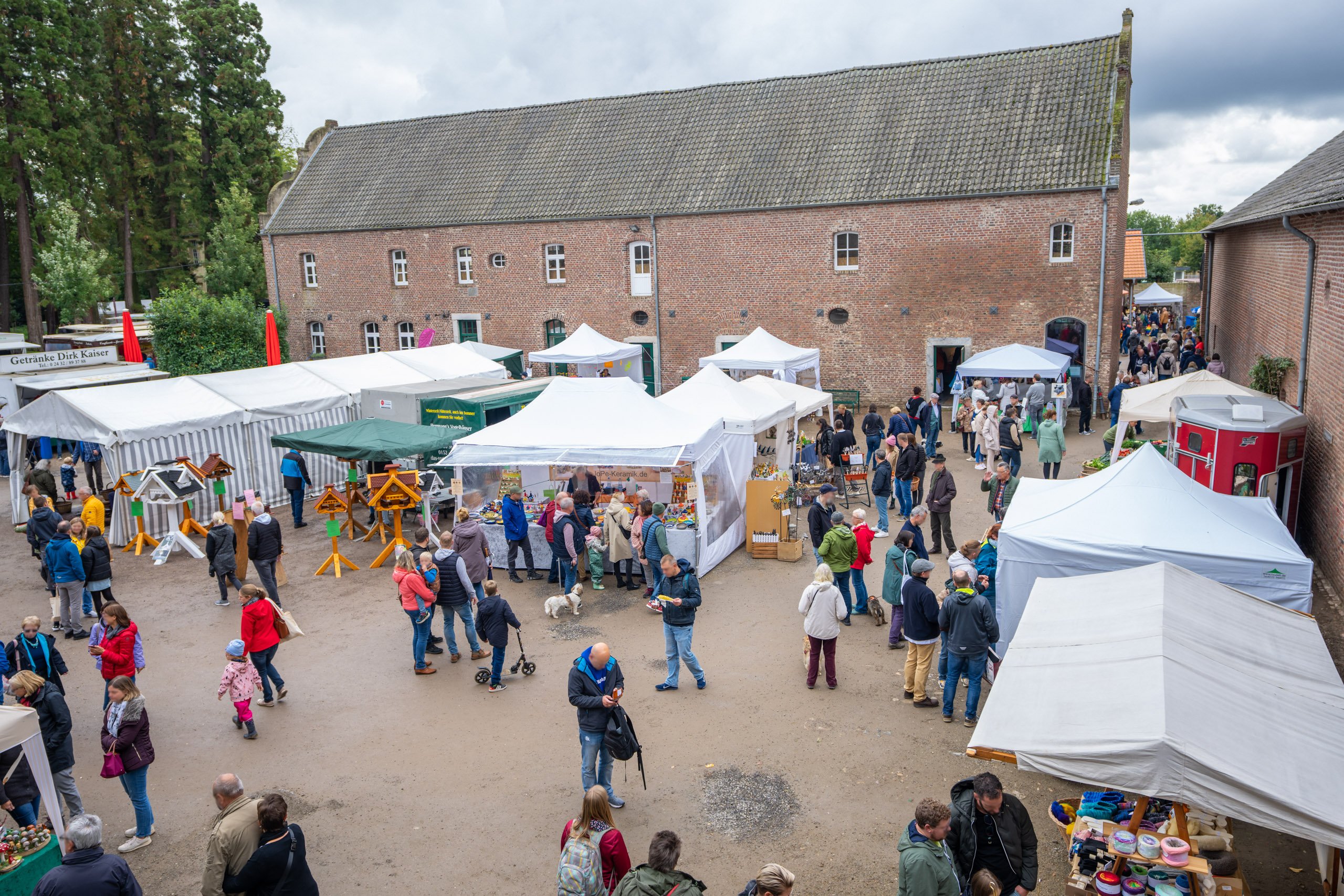 Besucherinnen und Besucher auf dem Bauernmarkt