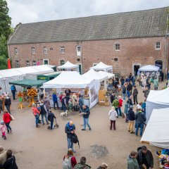 Besucherinnen und Besucher auf dem Bauernmarkt