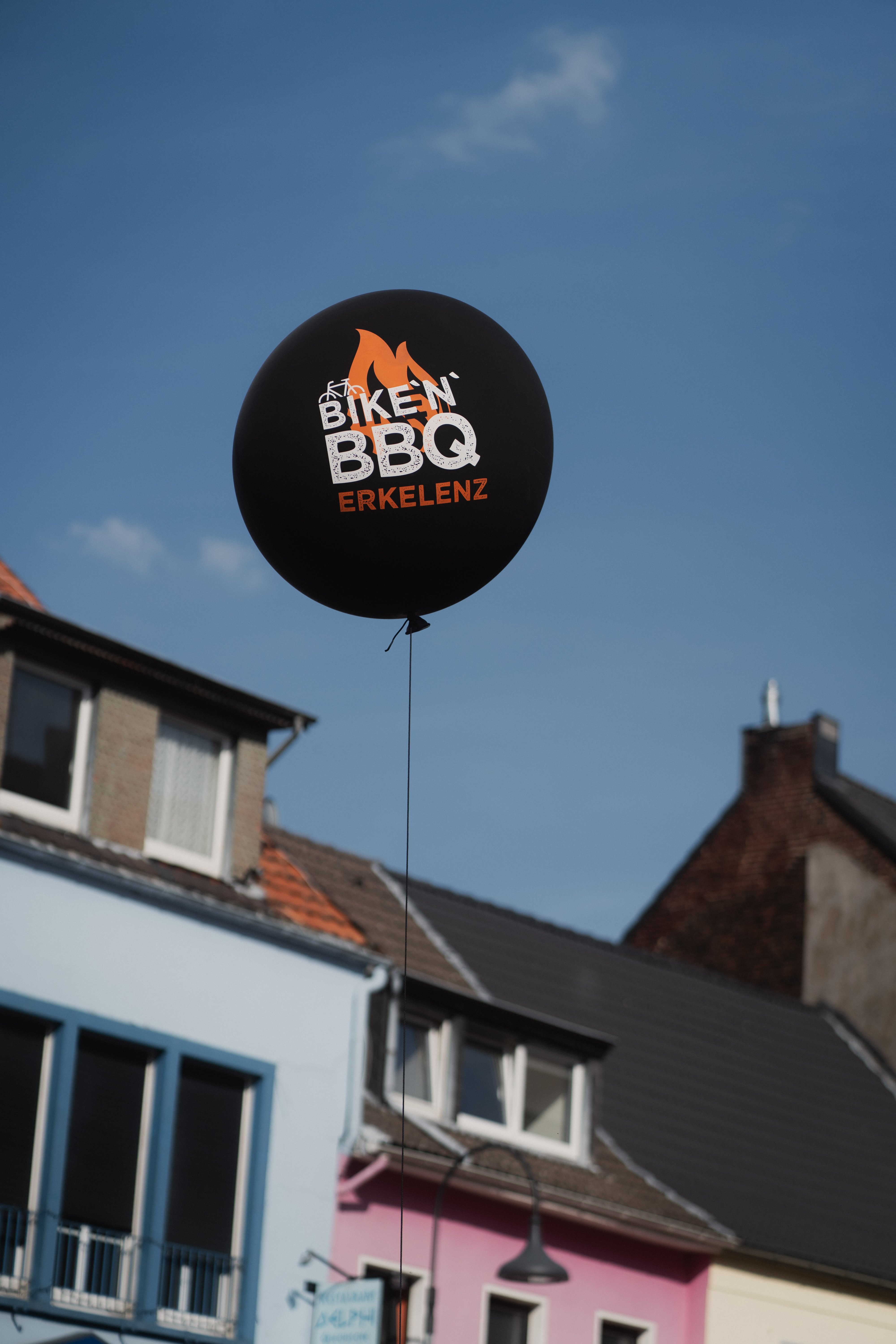 Luftballon mit der Aufschrift "Bike'n'BBQ Erkelenz"