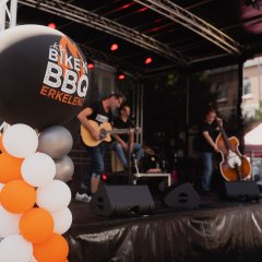 Die Bühne beim Bike'n'BBQ mit Luftballons dekoriert.