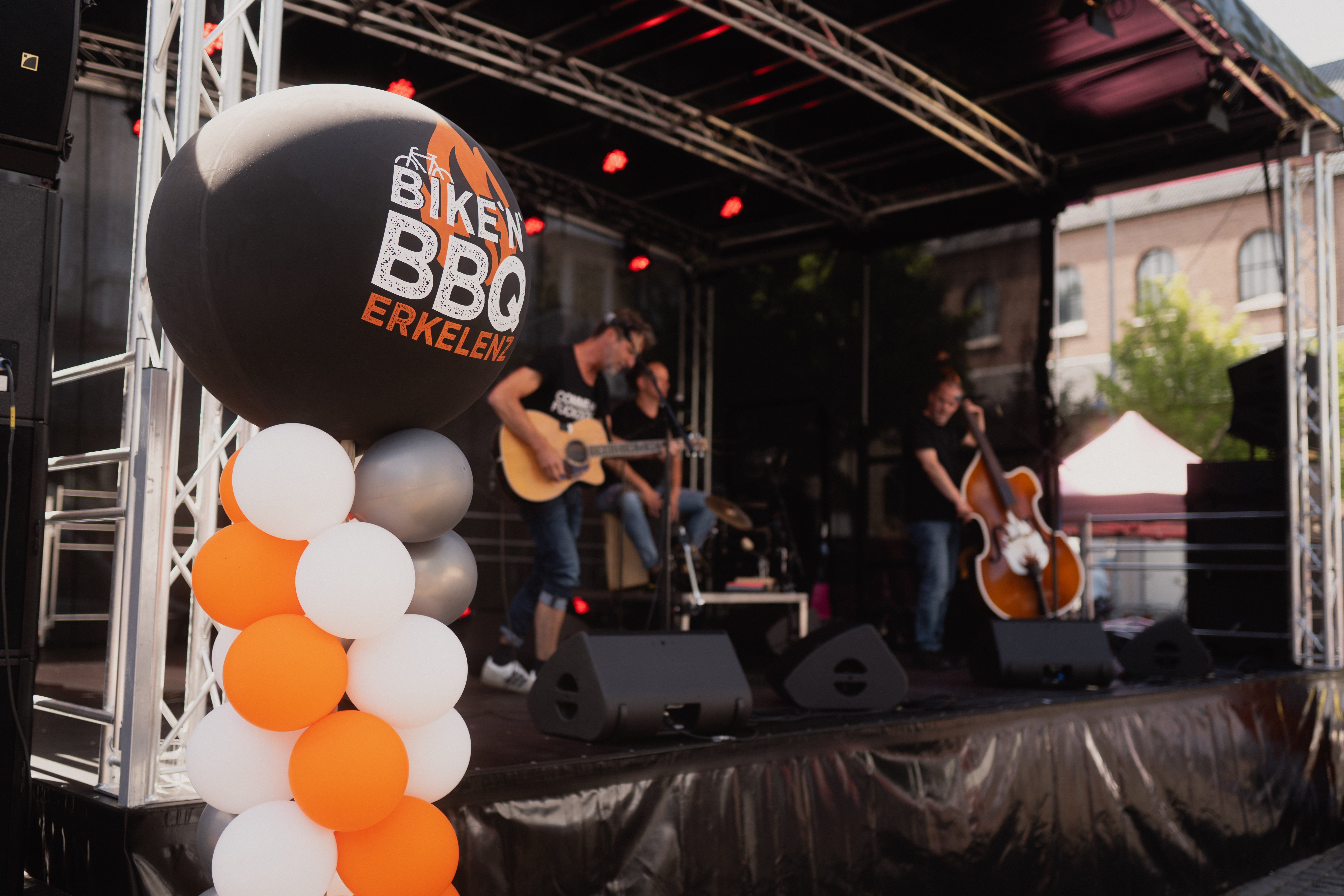 Die Bühne beim Bike'n'BBQ mit Luftballons dekoriert.