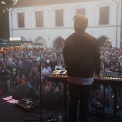 Große Zuhörerschaft vor der Bühne beim Bike'n'BBQ