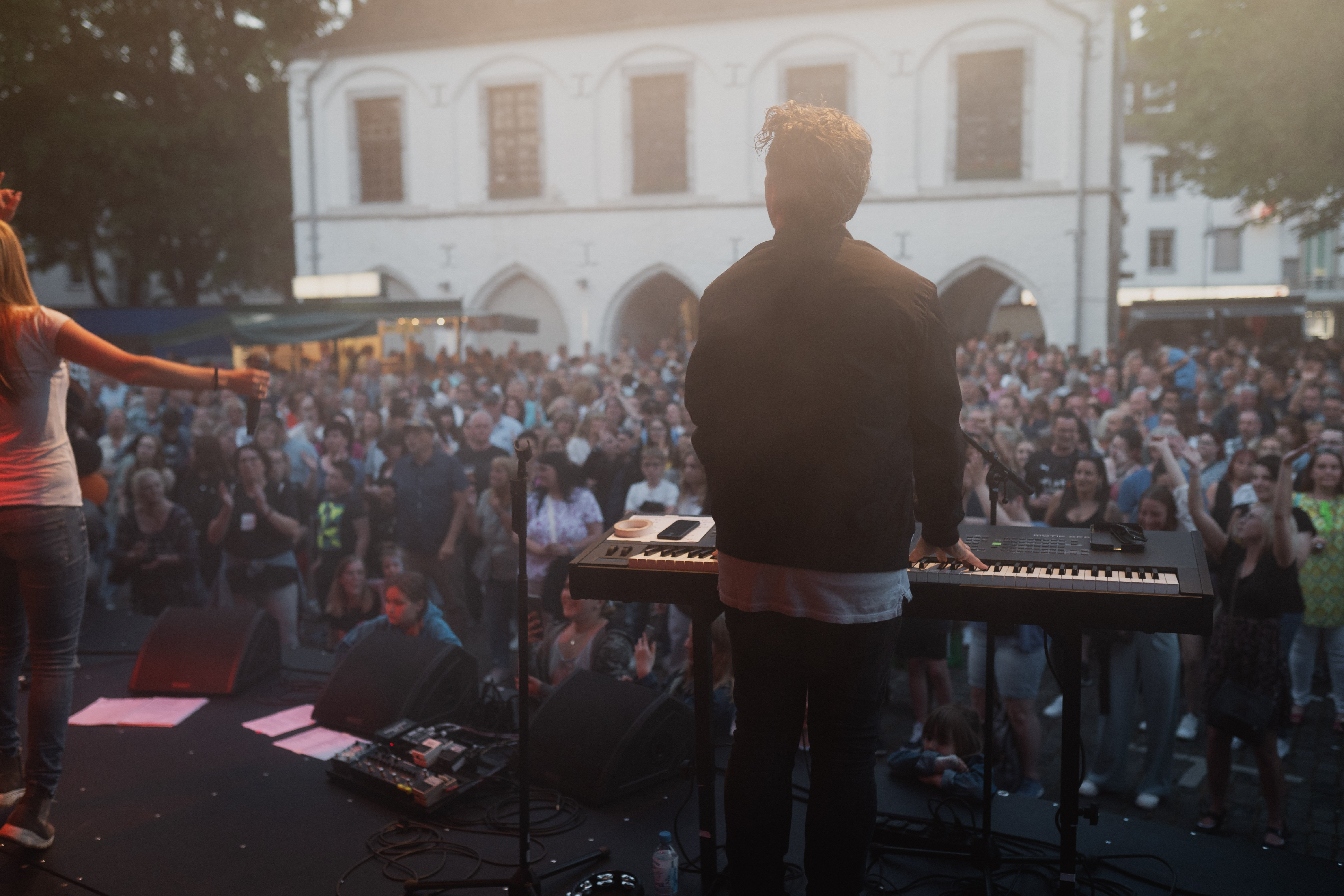 Große Zuhörerschaft vor der Bühne beim Bike'n'BBQ